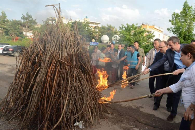 <p><strong>Siirt:</strong></p>

<p><strong>Melede Ateşi Geleneği</strong></p>

<p>&nbsp;</p>
