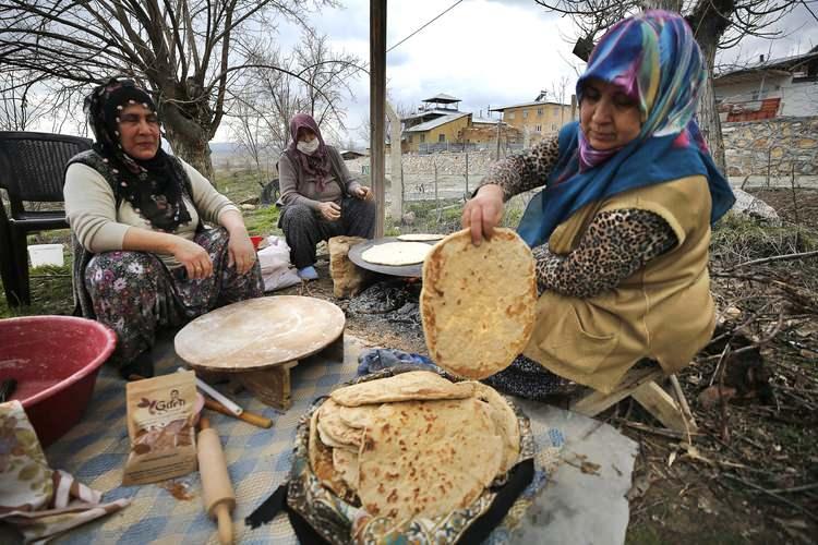 <p>Ramazan geleneklerinin en dayanışma dolu olanlarından biri de Doğu Karadeniz&rsquo;de yaşanıyor. Ramazan sofraları i&ccedil;in hazırlık yapan kadınlar 10 g&uuml;n &ouml;ncesinde erişte, silor ve yufka a&ccedil;maya başlayıp daha sonra birbirlerinin kapılarına bırakır.</p>

<p>G&uuml;m&uuml;şhane, Rize ve Artvin&rsquo;deki bu gelenek Ramazan&rsquo;da beraber &uuml;retip beraber paylaşmanın g&uuml;zel bir &ouml;rneği.</p>
