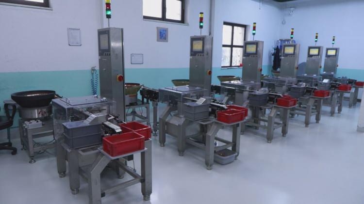 <p>Tam tersine üretimi arttırdık. Talepleri karşılayacak şekilde tek vardiya çalışıp günlük 400 kilogram üretirken şu anda 2 vardiya çalışıyoruz. Burası Beşiktaş'taki fabrikamız. Gördüğünüz gibi çok hummalı bir çalışmamız var. </p>