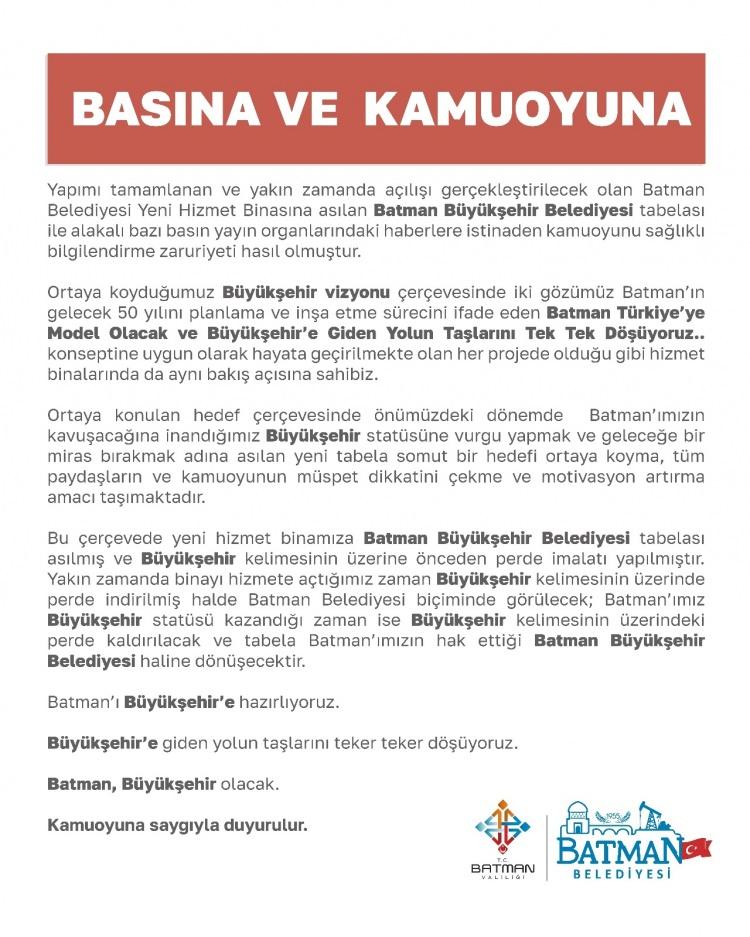 <p>Yakın zamanda binayı hizmete açtığımız zaman ‘Büyükşehir’ kelimesinin üzerinde perde indirilmiş halde <strong>‘Batman Belediyesi’</strong> biçiminde görülecek; Batman’ımız Büyükşehir statüsü kazandığı zaman ise ‘Büyükşehir’ kelimesinin üzerindeki perde kaldırılacak ve <strong>tabela Batman’ımızın hak ettiği Batman Büyükşehir Belediyesi haline dönüşecektir. Batman’ı Büyükşehir’e hazırlıyoruz.</strong> Büyükşehir’e giden yolun taşlarını teker teker döşüyoruz. Batman, Büyükşehir olacak" denildi.</p>
