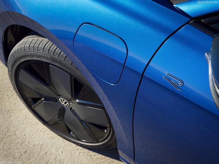 <p>Yeni Passat, T&uuml;rkiye&rsquo;de 3 farklı motor tipi ile satışa sunuluyor. Hafif hibrit teknolojisine sahip 1.5 eTSI motor 150 PS g&uuml;&ccedil; ve 250 Nm tork değeri &uuml;retiyor</p>
