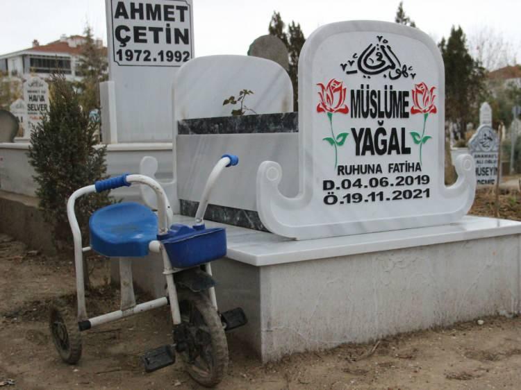 <p><strong>NE OLMUŞTU?</strong></p>
<p>Mersin'in Gülnar ilçesi Yanışlı Mahallesi kırsalında 10 Kasım 2021'de çadır kurdukları sırada 3 yaşındaki kızları Müslüme'nin kaybolduğunu belirten ailesi durumu ilgililere bildirmiş, çalışma başlatan ekipler 19 Kasım 2021'de ilçedeki kırsal alanda kayıp çocuğun cansız bedenini bulmuştu.</p>