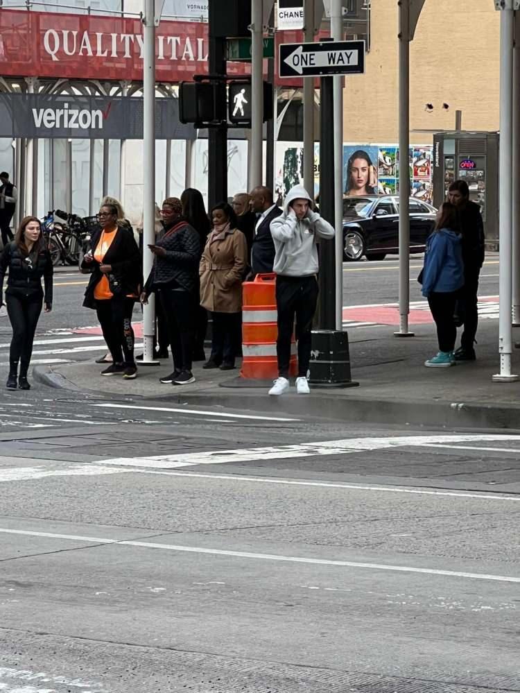 <p>Ölümlü kaza sonrası ilk başta Mısır'a ardından da ABD’ye kaçan Eylem Tok’la oğlu T.C., New York’ta ortaya çıktı. Görüntülendiklerini fark eden anne ve oğlun gülmeleri ise dikkat çekti.</p>

<p> </p>
