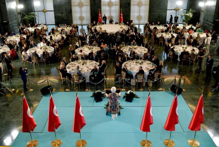 <p>Emine Erdoğan, katılımlarından dolayı huzurevi sakinlerine teşekkürlerini ileterek, "Şahsınızda, kalpleri merhamet ve şefkat pınarı olan tüm büyüklerimizin ellerinden hürmetle öpüyorum.</p>
