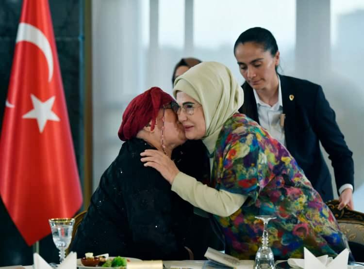 <p>Anadolu geleneğinde yaş almanın "hayatın deneyimleri ve hikmetleriyle yoğrulmak" demek olduğuna dikkati çeken Emine Erdoğan, "Saça ve sakala düşen aklar, emeğin, alın terinin ve arifliğin izidir." dedi.</p>

<p>Yaşlıların, hayatın her aşamasında deneyimlerinden yararlanılması gereken birer hazine, engin birer okyanus gibi görülmesi gerektiğini vurgulayan Emine Erdoğan, kitaplarda yazmayan, hayata ve geçmişe dair bilgilerin yaşlıların hafızasında saklı olduğunu söyledi.</p>

<p> </p>
