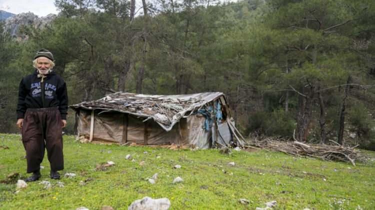 <p>Antalya'da 17 yıl önce 150 keçisi çalınan 80 yaşındaki Mustafa Çabuk, insanlara küserek dağda yaşamaya başladı. Tahtadan inşa ettiği barakada kalan Çabuk, burada hayvanlarıyla birlikte vakit geçiriyor… </p>

<p> </p>

