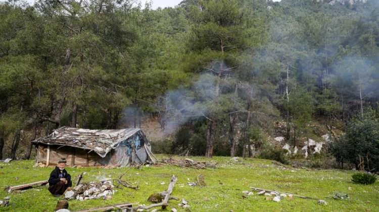 <p>Vadideki akarsuda yıkanıp, bölgeden zaman zaman geçen turistler ile yabancı dili olmadığı için işaret diliyle iletişim kuran Çabuk'un sağlık durumu da dikkati çekiyor. </p>