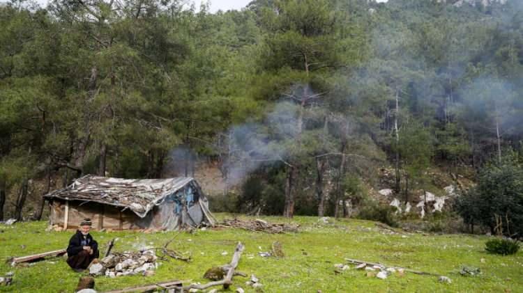 <p>Vadideki akarsuda yıkanıp, bölgeden zaman zaman geçen turistler ile yabancı dili olmadığı için işaret diliyle iletişim kuran Çabuk'un sağlık durumu da dikkati çekiyor. </p>
