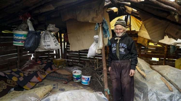 <p><strong>KEÇİLERİNİN NASIL ÇALINDIĞINI ÜZÜLEREK ANLATTI</strong></p>
<p>2007 yılında keçilerini ağıla kapattığını, sabah uyandığında hayvanların yerinde olmadığını görerek büyük üzüntü yaşadığını anlatan Çabuk, <strong>"Gece hırsız aracı getiriyor. Telle keçilerin etrafını çeviriyorlar. Keçiler gelip, araca dolmuş, gitmiş. Aradılar ama bulamadılar. Önceleri vücudumda tek ağrım yoktu. O zamandan beri tansiyon ve nefes darlığı rahatsızlığım oldu" </strong>dedi. </p>