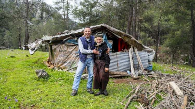 <p>Hiç evlenmeyen Çabuk, bu yaştan sonra da yanında kimseyi istemediğini ifade etti. Çabuk, gece domuz ve kurt sürülerinin sürekli barakasının etrafına geldiğini ve korkmadığını söyledi.</p>