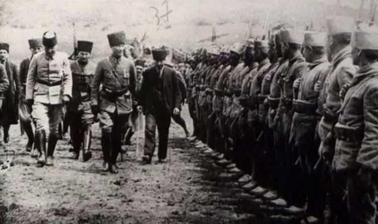 <p>Başhemşire Çavuşun yanına gittiğinde ateşinin yüksek olduğu fark etti fakat Bekir Çavuş 'Emir geldi' diyerek yatağına yatmıyordu. </p>
