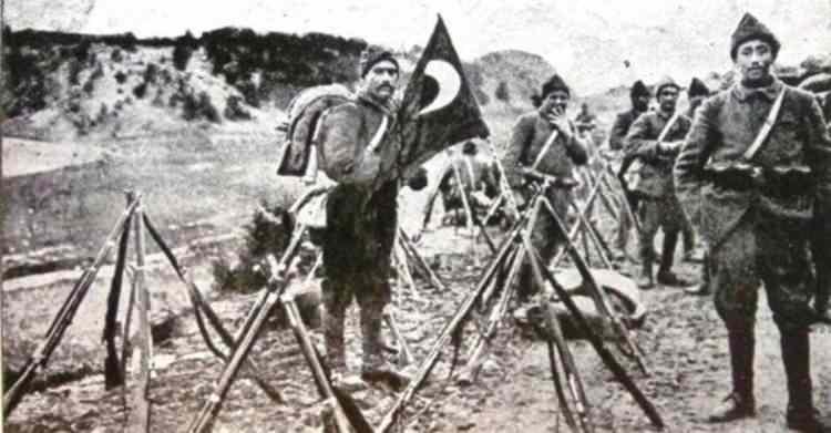<p>Savaş sırasında Anzak askerlerinin olduğu yerde su az bulunurken Türk askerlerinin olduğu yerde bolca vardı.</p>
