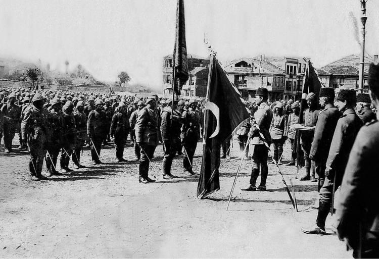<p>Türk askerleri su taşırken karşılarına Anzak askerleri çıktı ve tüfeklerini atarak su içmeye başladılar. </p>
