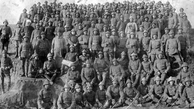 <p>Türk askerleri Anzak askerlerini alarak komutanlarına götürdüler ve komutanlarına susuzluktan ölmelerini istemedikleri için su içmelerine izin verdiklerini söylediler. Bu olayı </p>
