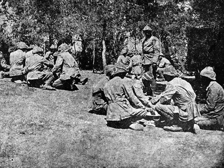 <p>dinledikten sonra Esat Paşa askerleri tebrik etti ve onlara bahşiş verdi.</p>
