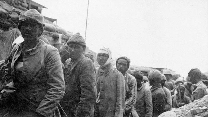 <p>Bunlar Norfolk askerleriydi. Kavaktepelerine ve tekkeye gece karanlığında saldırmayı çare olarak gören İngilizler tepelerin yamaçlarına kadar geldiler. </p>
