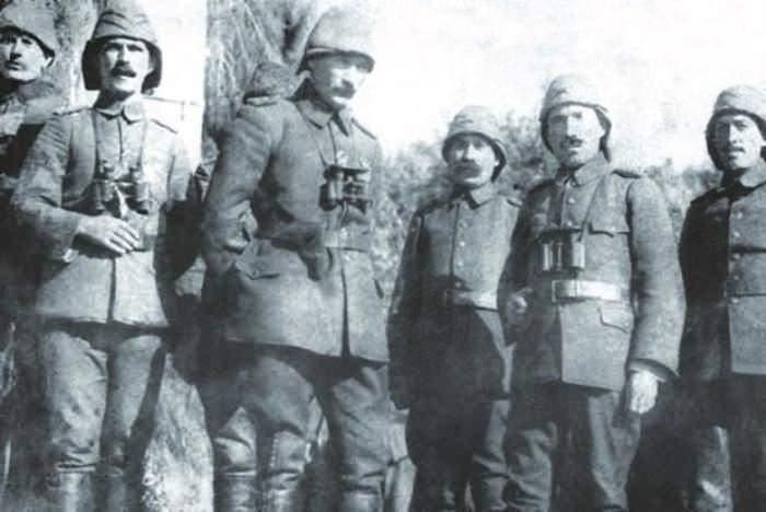 <p> İngilizler sadece 900 metre kadar ilerleyebildiler. Tüm taburlar Türkleri hafife aldıklarından ilerleme gösteremiyorlardı</p>
