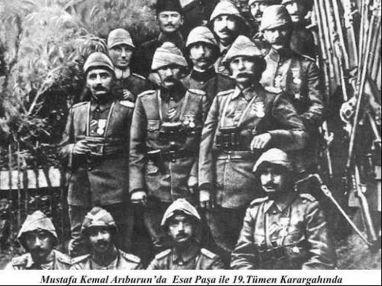 <p>İlerlemeye devam ettiler ve 22 kişilik bir sahra birliğinin önünden yürümeye devam ettiler. Tepenin üzerinde bulut vardı ve askerler bulutun içine girdiler. </p>

