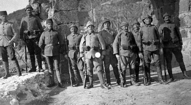 <p>Son asker de bulutun içine girdiğinde bulut yükselmeye başladı ve rüzgarın aks yönünde ilerledi. Başka bulutlar da vardı fakat bu bulutlar rüzgara rağmen hareket edemiyordu. </p>