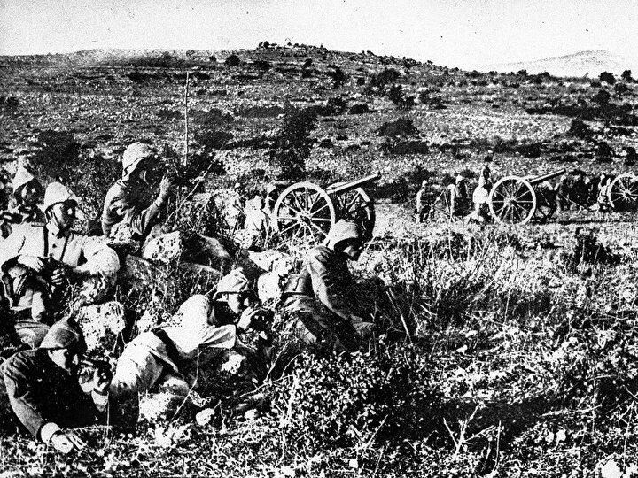 <p>Diğer tüm bulutlar bu bulutları kolluyor gibiydi. Bulutun içine giren askerlerin hiçbiri bir daha görülmedi. </p>