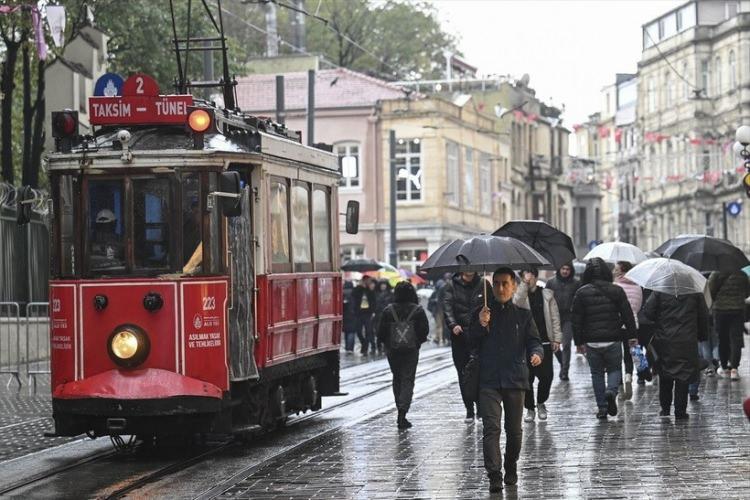 <p>Perşembe ve Cuma günleri ise yağışlar iç bölgelerde karla karışık yağmur ve yükseklerde kar şeklinde Pazar günü havanın tekrar ısınması ile birlikte sis etkili sonrasında ise bahar havası geliyor.</p>
