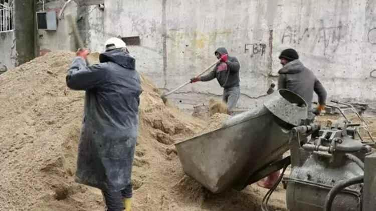 <p>Erkutoğlu bir deprem olduğunda vinç ve kepçe operatörü gerekeceğini belirterek <strong>"Onları nerede bulacağız?"</strong> diye sordu.</p>