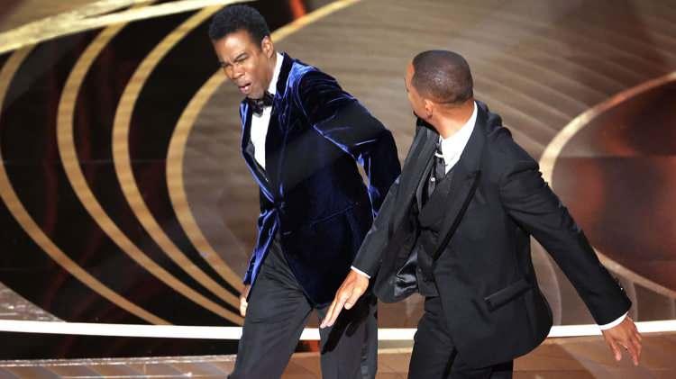 <p>Oscar Ödülleri Töreni'nde ünlü komedyen Chris Rock, Smith'in eşinin saçkıran hastalığıyla ilgili sahnede espri yapınca ipler gerilmişti.</p>
