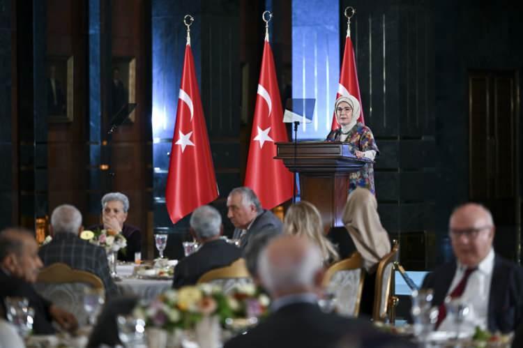 <p>Büyüklerin, hayat yolunda sükunet ve sebatla yürümeyi öğretecek, doğru istikameti ve kestirme yolları gösterecek rehberliği şefkatle sunduğunu vurgulayan Emine Erdoğan, sözlerini şöyle sürdürdü:</p>

<p>"Ömürlerince topluma ve ülkemize fedakarca katkılar sunan yaşlılarımızın, sağlık ve huzurla yaşayacakları hayat standartlarını oluşturmak için var gücümüzle çalışmaya devam ediyoruz. Tüm ilgili kurumlarımız, yaşlılarımızın sosyal yaşamdan kopmadan, kaliteli vakit geçirmelerini sağlayacak imkanlar sunmak için seferber oluyor."</p>

<p> </p>
