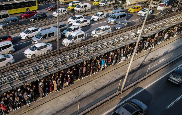 <p>İstanbul Yenibosna’da metrobüs hattını kullanan vatandaşlar, üst geçit ve duraklarda aşırı yoğunlukla karşılaştı.</p>
