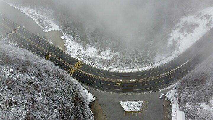 <p>900 rakımlı Bolu Dağı'nda oluşan kar güzelliği dron ile havadan görüntülendi.</p>

<p> </p>
