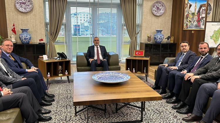 <p>Kütahya’da da siz kıymetli iş insanlarımızdan, milletvekillerimizden, kıymetli başkanımdan da ben şu ricada bulunuyorum.</p>