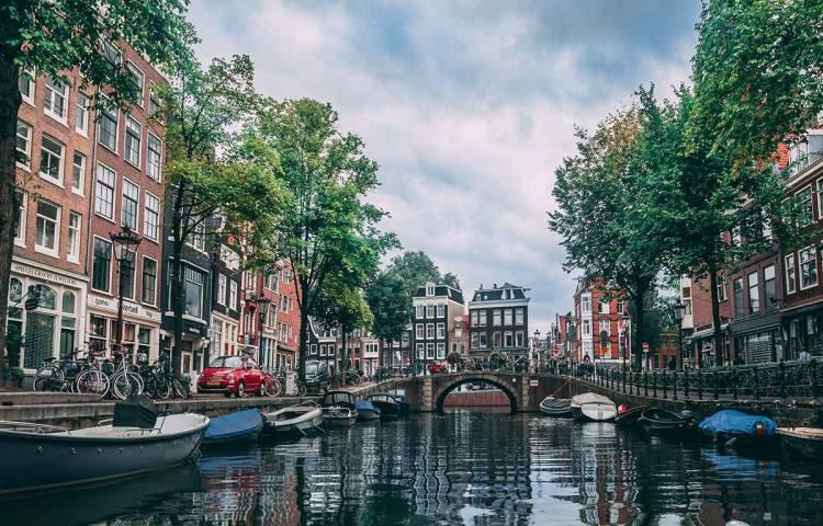 <p><span style="color:#B22222"><strong>18) AMSTERDAM </strong></span><strong> | HOLLANDA</strong></p>