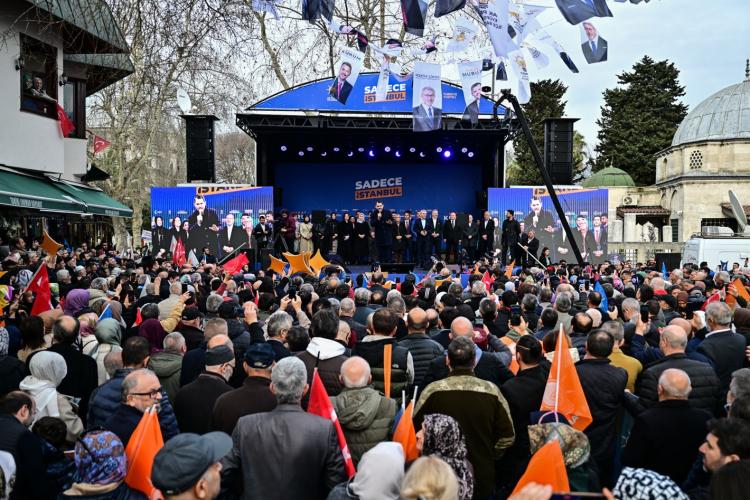 <p>Ekrem İmamoğlu'nun göreve geldiğinde Mahmutbey-Mecidiyeköy metro hattının yüzde 99'unun tamamlandığının altını çizen Kurum, şöyle devam etti:</p>

<p><strong>"Dudullu-Bostancı metro hattının yüzde 70'ini tamamlamışız. Rumeli Hisarı Füniküleri'nde ilerleme yüzde 50’yi aşmış. Yani 'bitirdiğim' dediği projeler, zaten sona gelmişti. Bir de bizim dönemimizde başlanan ama iptal ettiği projeler var ki, onları saymaya kalksak saatler sürer. Ya temel atmama diye bir tören olur mu ya. İşe başlama töreni yapıyorlar, yani yapsam mı yapmasam mı? Bir zahmet gidip törenle işe başlıyorlar. İlk önce bir protokol yapacaklar, törenle işe başlama merasimi yapacaklar, sonra vaatlerini hatırlarlarsa o işe devam edecekler. Soruyorlar, 'Verilen vaatler ne oldu?' diye, 'hatırlamıyorum'... 31 Mart'ta Eyüpsultan, İstanbul seni hatırlamayacak. Yıldız-Kabataş Metro Hattı 4,5 kilometre, biz bunun yüzde 50’sini yapmışız, teslim etmişiz, 2,25 kilometresini bitirememişler. Ümraniye–Göztepe-Ataşehir metro hattını başlattık, yüzde 7 ilerlemeyle teslim ettik, yine bitiremediler. Başakşehir Çam ve Sakura Şehir Hastanesi-Kayaşehir hattını Ulaştırma Bakanlığımız aldı ve 38 ayda bitirdi. Demek ki isteyince oluyor."</strong></p>

<p> </p>
