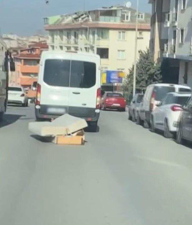 <p><strong>SERVİS ARACI İPLE KOLTUK ÇEKTİ</strong></p>
<p>Maltepe Fındıklı'da kaydedilen ikinci görüntüde ise, servis şoförü aracının arkasına bağladığı koltuğu çekti.</p>