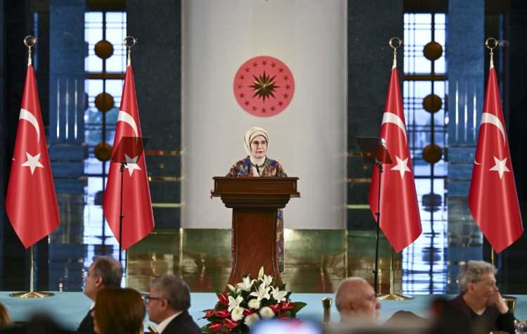 <p>Emine Erdoğan,18-24 Mart arasındaki günlerin Dünya Sağlık Örgütü tarafından <strong>"Yaşlılara Saygı Haftası" </strong>olarak ilan edildiğini anımsatarak, şunları kaydetti:</p>

<p> </p>
