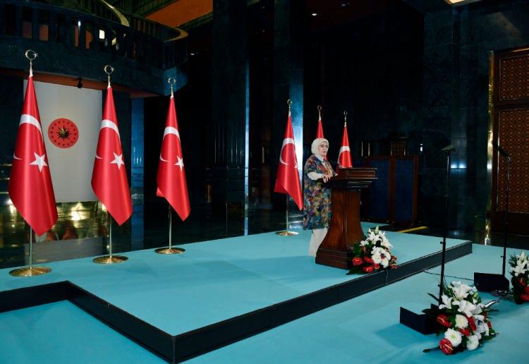<p>Cumhurbaşkanı Recep Tayyip Erdoğan'ın eşi Emine Erdoğan, 'Yaşlılarıyla bağ kuramayan bir toplum, geçmişin birikimiyle donanmış eşsiz bir pusuladan mahrum kalıyor demektir.' dedi.</p>

