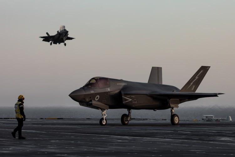 <p>F-35 Block-4'e giden yolda son durak olarak görülen Tech Refresh-3 (TR-3) güncellemesi, Pratt&Whitney yapımı F135 motorlarının güç ve termal yönetim sistemlerindeki sorunları azaltmayı amaçlıyor. Bu uçaklarda yaşanan devasa sorunlar, Üçüncü Dünya Savaşı'nın ayak seslerinin giderek daha yakından duyulması ve küresel ölçekte krizlerin artış göstermesiyle ikinci planda kaldı. F-35'lere ilişkin uluslararası ilgi yeniden artmaya başladı. </p>

<p>​</p>
