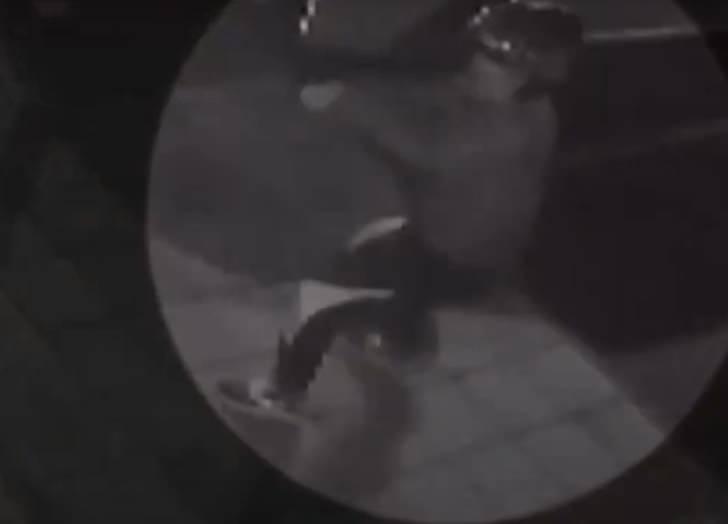 <p>Banu Parlak'ın 4 saat arayla d&uuml;kkanı 2 kez taranmıştı ve tetiği &ccedil;ekenlerin ardından 'Daltonlar' &ccedil;ıkmıştı. Saldırı emrini verdiği iddia edilen Polatlara ise cezaevinden esrarengiz bir telefon geldi. Kara para soruşturması kapsamında telefonları dinlenen Engin ve Dilan Polat'ın o g&ouml;r&uuml;şmesinin ayrıntıları ortaya &ccedil;ıktı.</p>
