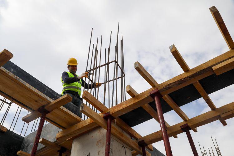 <p>Deprem öncesinde günlük yevmiyelerin 500 lira olduğunu, işçi bulamamaya başlayınca kent genelinde yevmiyelerin arttığını anlatan İsmail İltemir, “Yevmiyeler 2-3 bin lira arasında. Yemek ve sigortayı ekleyince 3 bin 500'ü de geçiyor. 5- 6 bin civarı işçi ve ustaya ihtiyacımız var. İşçi sıkıntımız sürekli oluyor" ifadelerini kullandı. İltemir, 3 bin lira yevmiyeyle işçi aradıklarını, ancak bulamadıklarını söyledi. </p>
