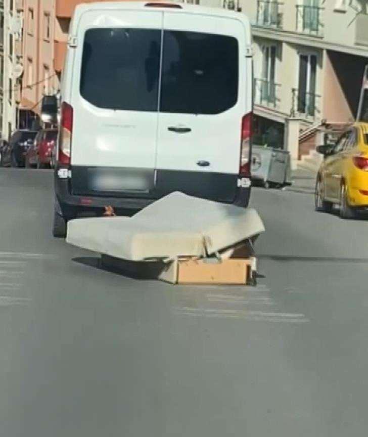 <p>Sürücü yerde sürükleyerek çektiği koltukla, trafik güvenliğini tehlikeye düşürdü.</p>
