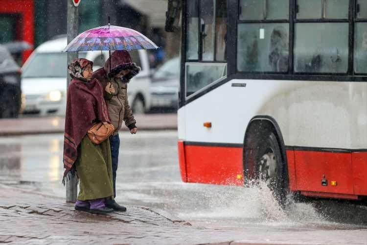 <p><strong>ANKARA VE İZMİR HAVA DURUMU</strong><br />
Ankara bugün yağmurlu 13 derece. Gece soğuk karla karışık yağmur ve kar yağışlı, yarın ve cuma günü 6-7 derecelerde cumartesi günü ise ısınıyor, sis etkili olacak. İzmir ise bugün yağmurlu 15 derece, yarın yağmur kesiliyor.</p>

<p> </p>
