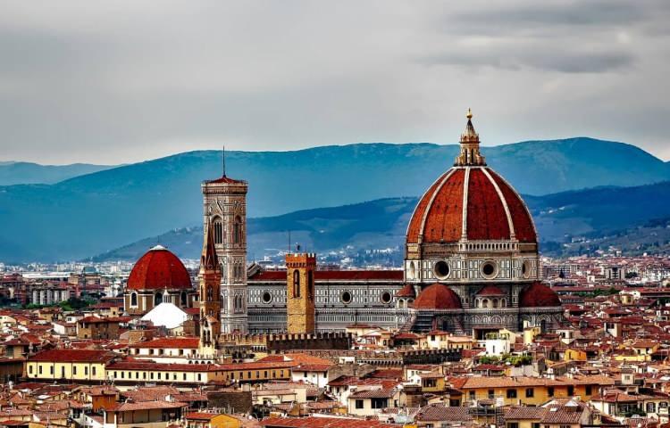 <p><strong><span style="color:#B22222">13) FLORENCE </span> | ITALYA</strong></p>