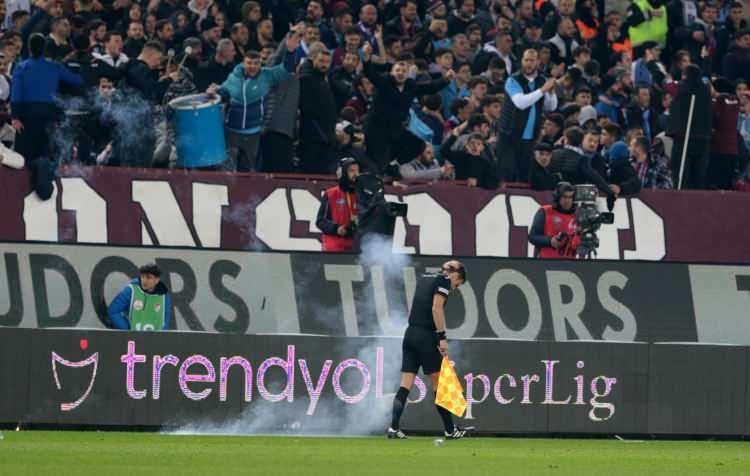 <p>Türkiye Ligi’nde inanılmaz şiddet sahneleri. Trabzonspor taraftarlarının saha ortasında futbolculara saldırısı.</p>
