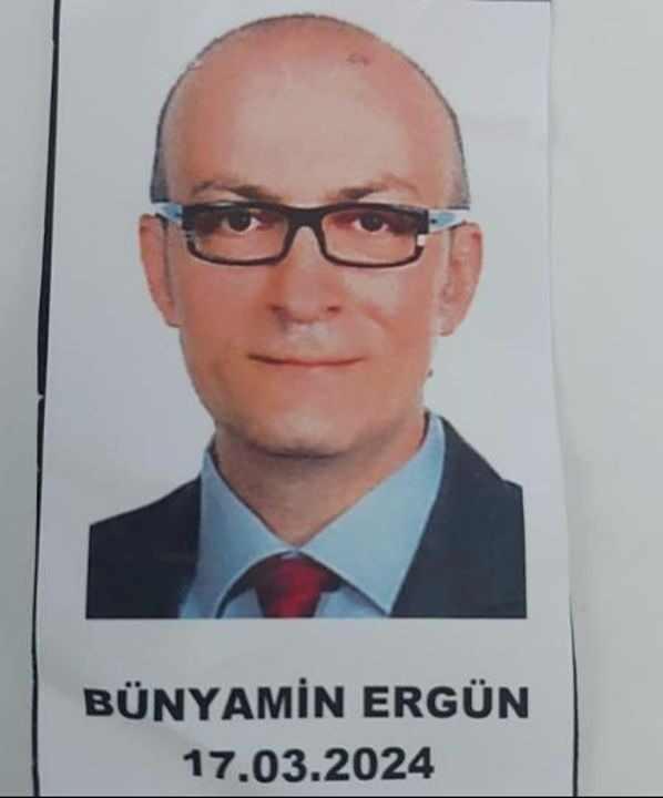 <p>Özlem Öz ve Tayyar Öz çiftinin mal varlığına el konulmuş, şirketlerine kayyum atanmıştı. Atanan kayyumlardan biri de Bünyamin Ergün'dü. Ergün, arkasında not bırakarak yaşadığı binanın 9. katından aşağı atlayıp intihar etti. Ailesiyle sorunlar yaşadığı öğrenilen Ergün'ün son zamanlarda bunalıma girdiği iddia edildi.</p>

<p> </p>
