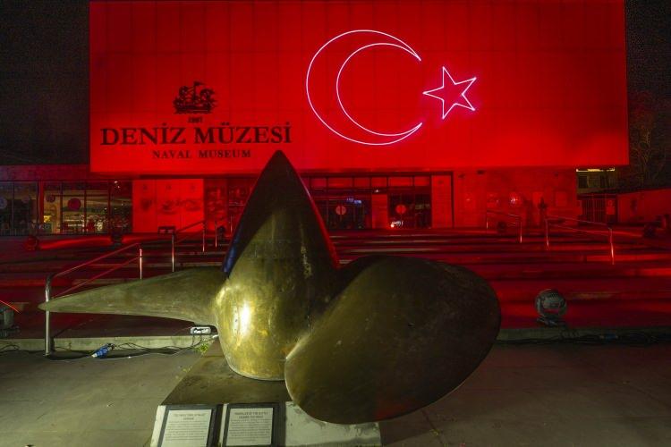 <p>Cumhurbaşkanlığı İletişim Başkanlığı tarafından 18 Mart Şehitleri Anma Günü ve Çanakkale Zaferi’nin 109. yıldönümü vesilesiyle tarihi Beyazıt Kulesi ve Beşiktaş'ta bulunan Deniz Müzesi akşam saatlerinde ışıklandırıldı. </p>
