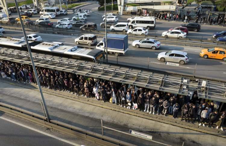 <p>Görüntülerde yolcuların kalabalık nedeniyle ilerlemekte zorlandığı görülürken, E-5 yolunda ise zaman zaman trafiğin durma noktasına geldiği dikkat çekti.</p>
