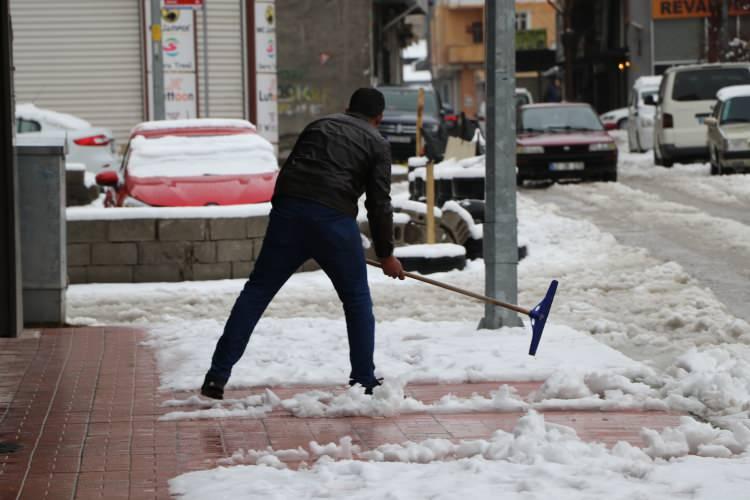 <p>Van’da etkisini gösteren kar yağışının ardından 446 yerleşim yerinin yolu kapanırken kar kalınlığı merkezde 15, yüksek kesimlerde de 40 santimetreye kadar ulaştı.  </p>

<p> </p>
