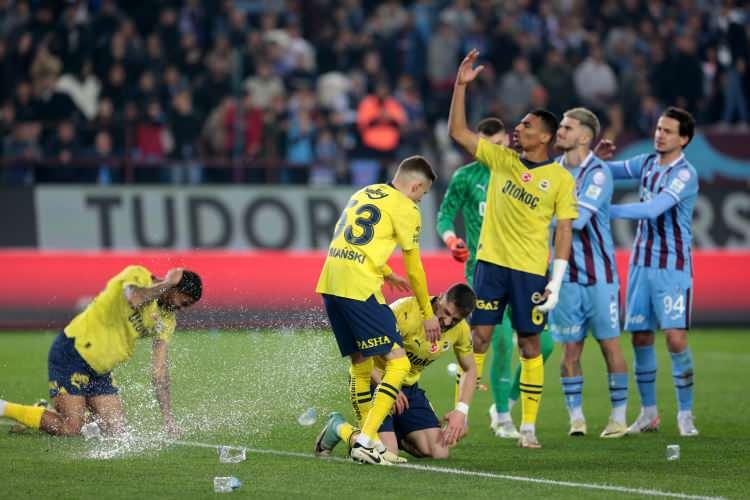 <p>Karşılaşmanın bitiş düdüğü sonrası Fenerbahçeli oyuncular ve teknik ekip, orta sahada toplanarak galibiyeti kutlamak istedi. </p>
