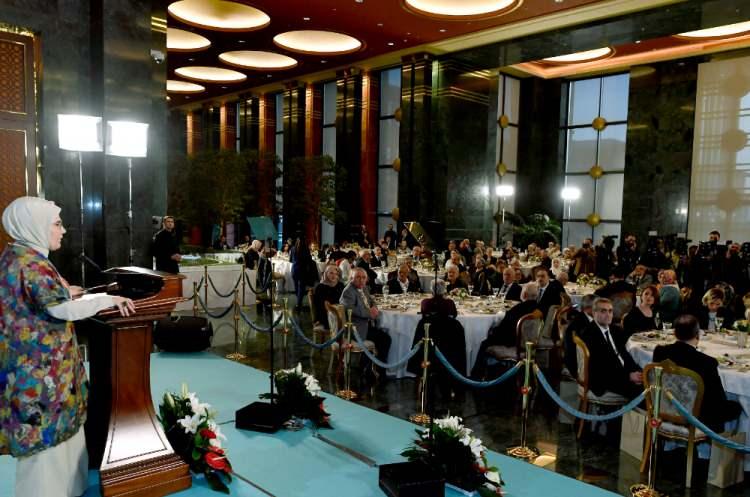 <p>Emine Erdoğan, Yaşlılara Saygı Haftası dolayısıyla huzurevi sakinleriyle Cumhurbaşkanlığı Külliyesi'nde düzenlenen iftarda bir araya geldi.</p>
