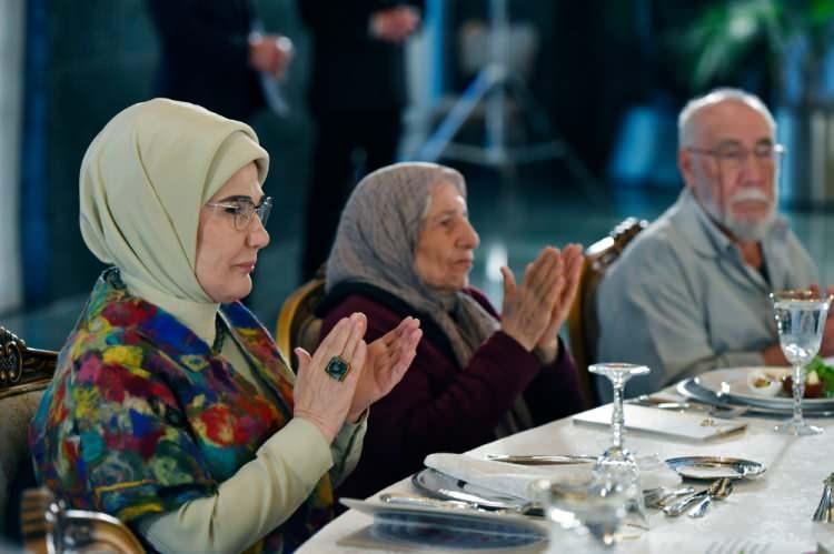 <p>Emine Erdoğan, şöyle devam etti:</p>

<p>"Zira büyüklerimiz, yakın tarihimizin canlı tanıkları, binlerce yıllık kültürümüzün manevi taşıyıcılarıdır. Yaşlıları ile bağ kuramayan bir toplum, geçmişin birikimiyle donanmış eşsiz bir pusuladan mahrum kalıyor demektir. Ne yazık ki modern çağın kabulleri, ebedi gençliği yücelterek, yaşlılığı normalin dışına itmeye çalışıyor. Halbuki, güçlü bireylerden oluşan güçlü bir toplum, hayatın bütün evreleriyle barışık bir yaşam biçimiyle mümkündür. Böylesi bir toplum, gençliğin dinamizmi ile yaşlılığın bilgeliğini harmanlayabilen ülkelerin erişebileceği bir idealdir."</p>
